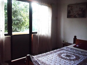 Escritorio, wifi gratis y ropa de cama 