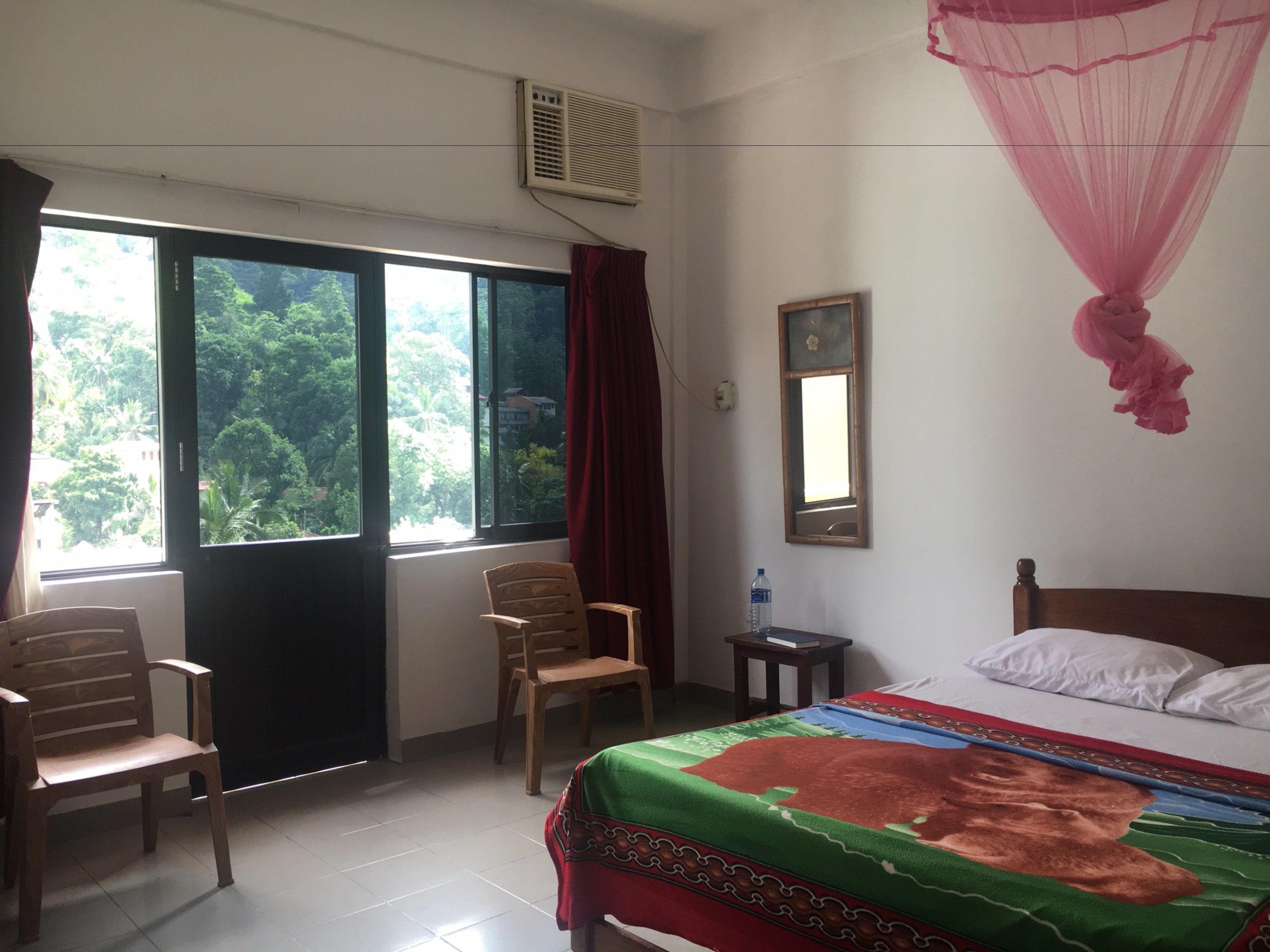 desk, free wifi, bed sheets