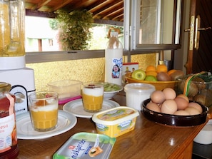 Petit déjeuner buffet (7 EUR par personne)