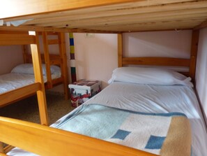 Dortoir Partagé, dortoir mixte, salle de bains commune (room with 6 beds)
