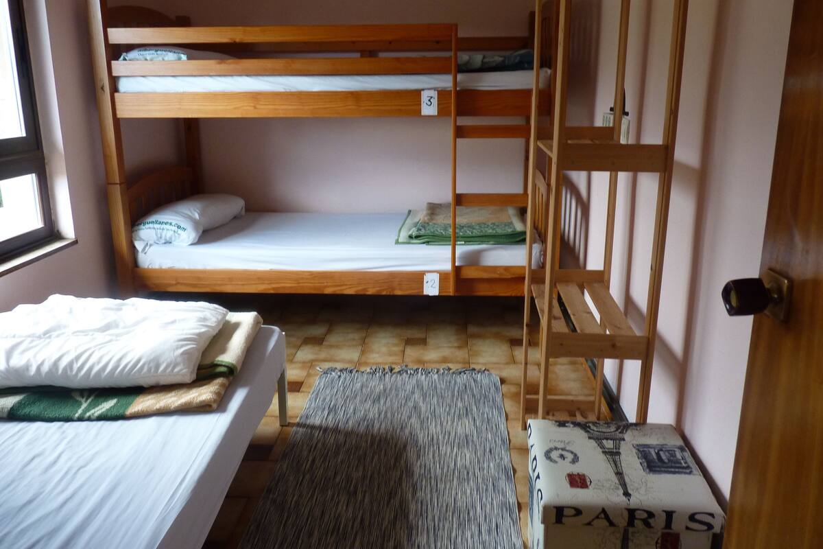 Dortoir Partagé, dortoir mixte, salle de bains commune (room with 3 beds)