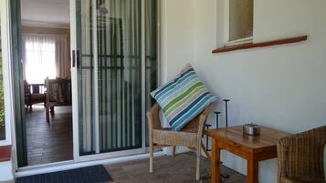 Quarto triplo premium, 1 quarto, para não fumantes, vista para a colina (Prima Room) | Terraço/pátio