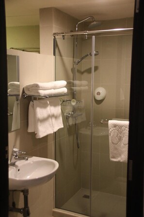 Bathroom - Strand Hotel (Singapore)