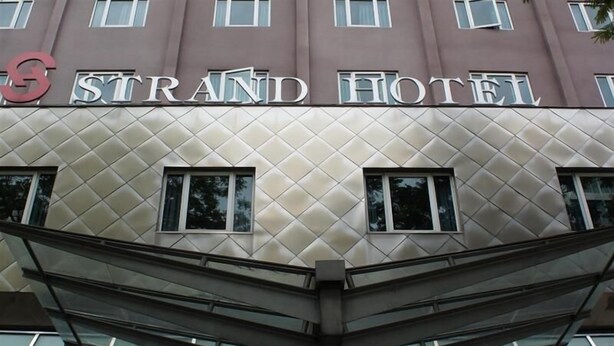 Das Straßl Hotel, mit modernem Design, zeigt ein auffälliges 'S'-Logo und eine fassadenartige Diamantstruktur.