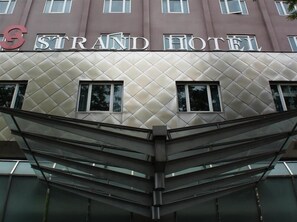 Exterior detail - Strand Hotel (Singapore)