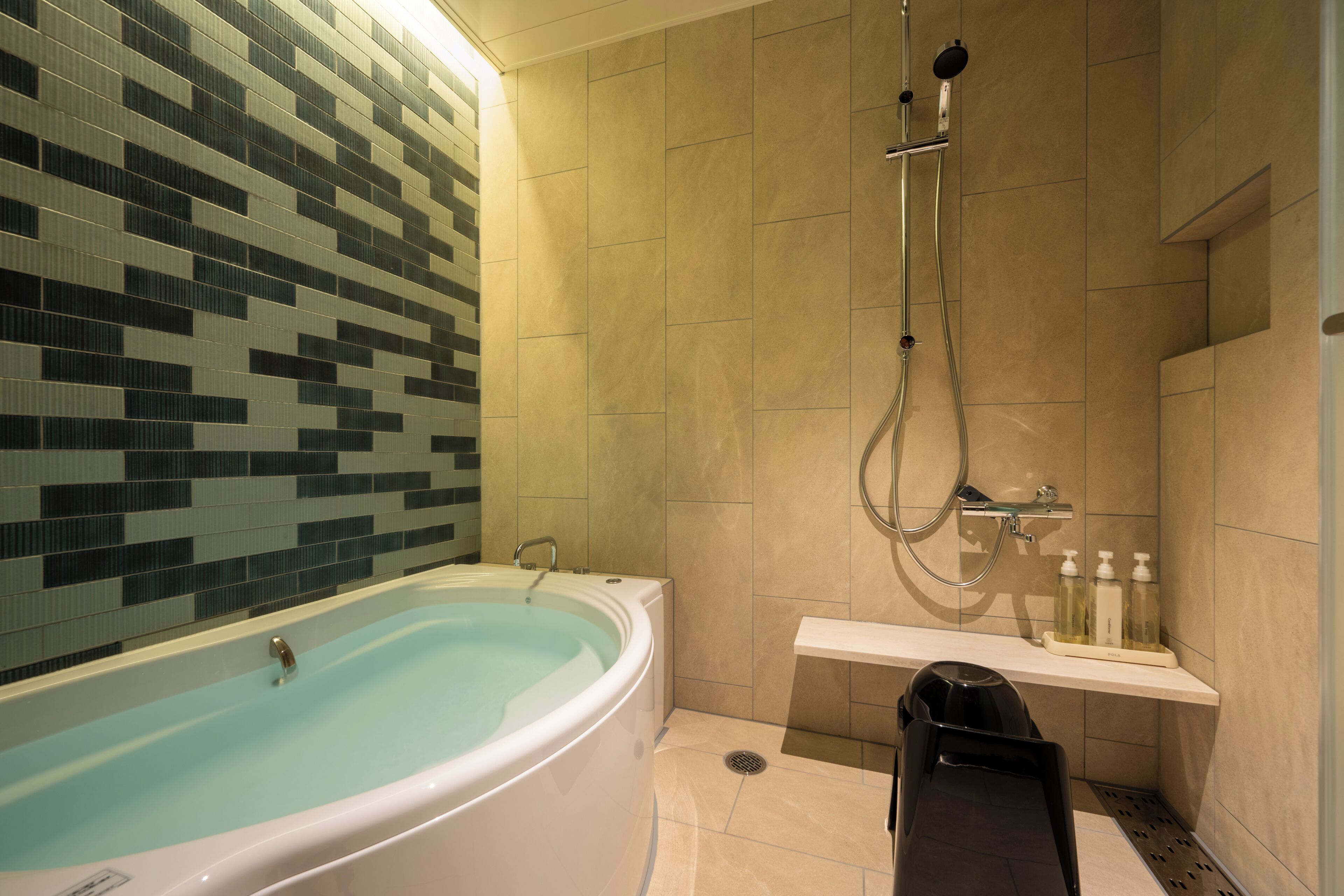 Un baño moderno con una bañera independiente, ducha y tocador con artículos de aseo.