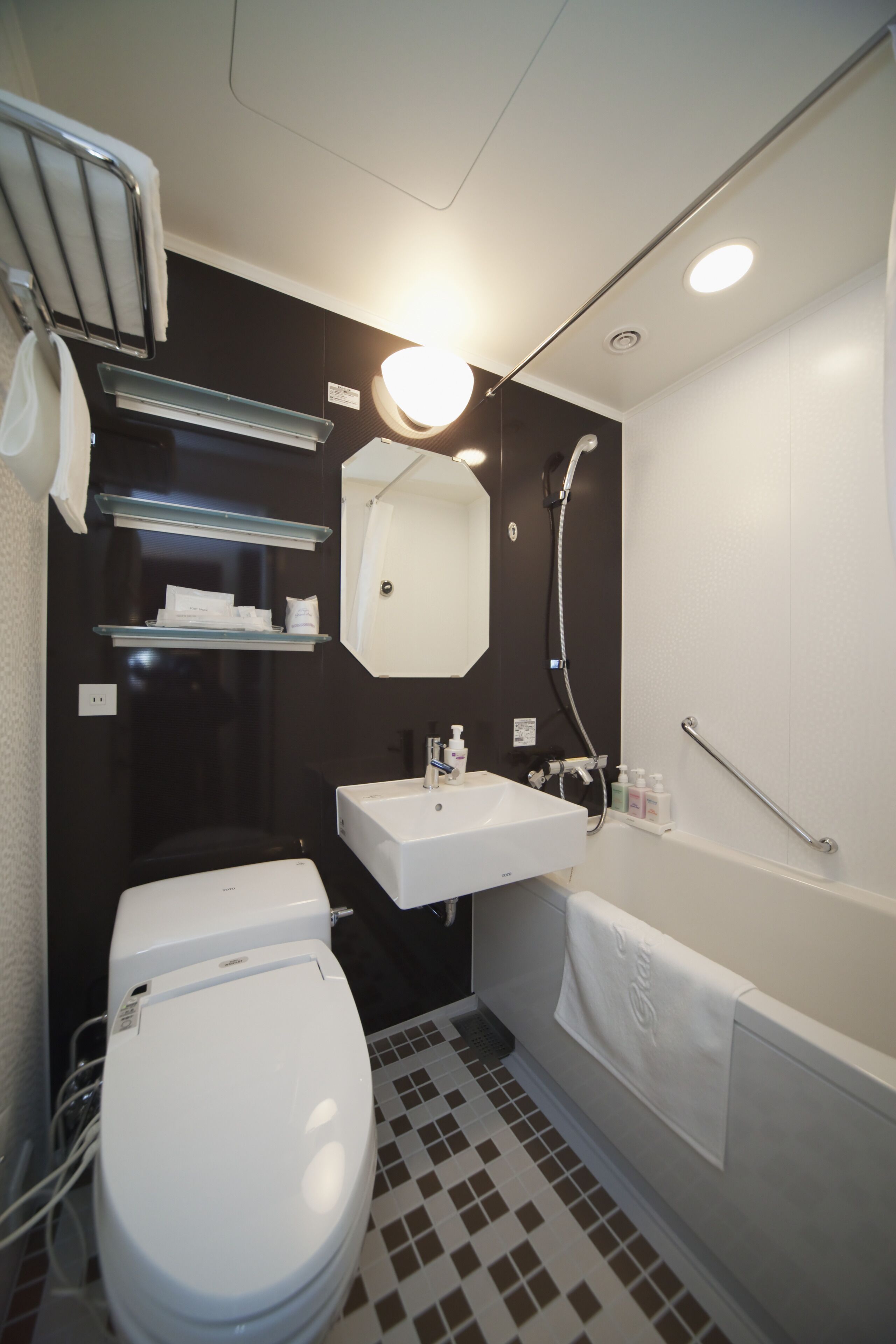 single room | bathroom | combined shower/bathtub, free toiletries, hair dryer, slippers