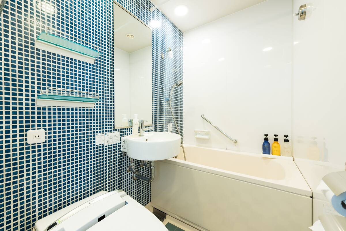 semi-double room | bathroom | combined shower/bathtub, free toiletries, hair dryer, slippers