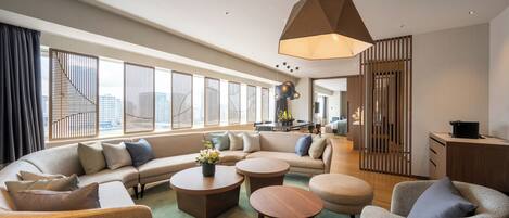 Grand suite, Meerdere bedden, niet-roken, uitzicht op rivier | Een bureau, een laptopwerkplek, gratis wifi, beddengoed