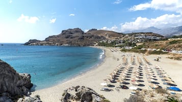 Playa en los alrededores y bote de remos o canoa