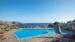 A swimming pool with a view of the sea and mountains. - Sokol Resort (Agios Vasileios)
