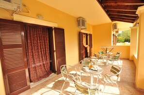 Outdoor dining - Laskaris Studios (Corfu)