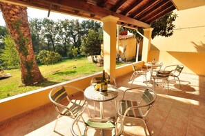 Outdoor dining - Laskaris Studios (Corfu)