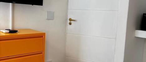 Economy Double Room, 1 Bedroom | Peti besi dalam bilik, dihias secara berasingan, Wi-fi percuma