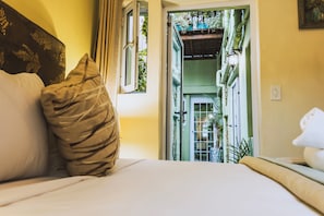 Garden room | In-room safe, individually decorated, free WiFi, bed sheets - La Rose B&B (Cape Town)