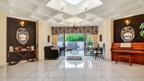 Lobby-lounge