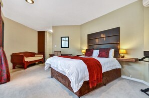 De Luxe Suite : Moulin Rouge  | In-room safe, individually decorated, individually furnished, desk - Le Petit Fillan (Sandton)