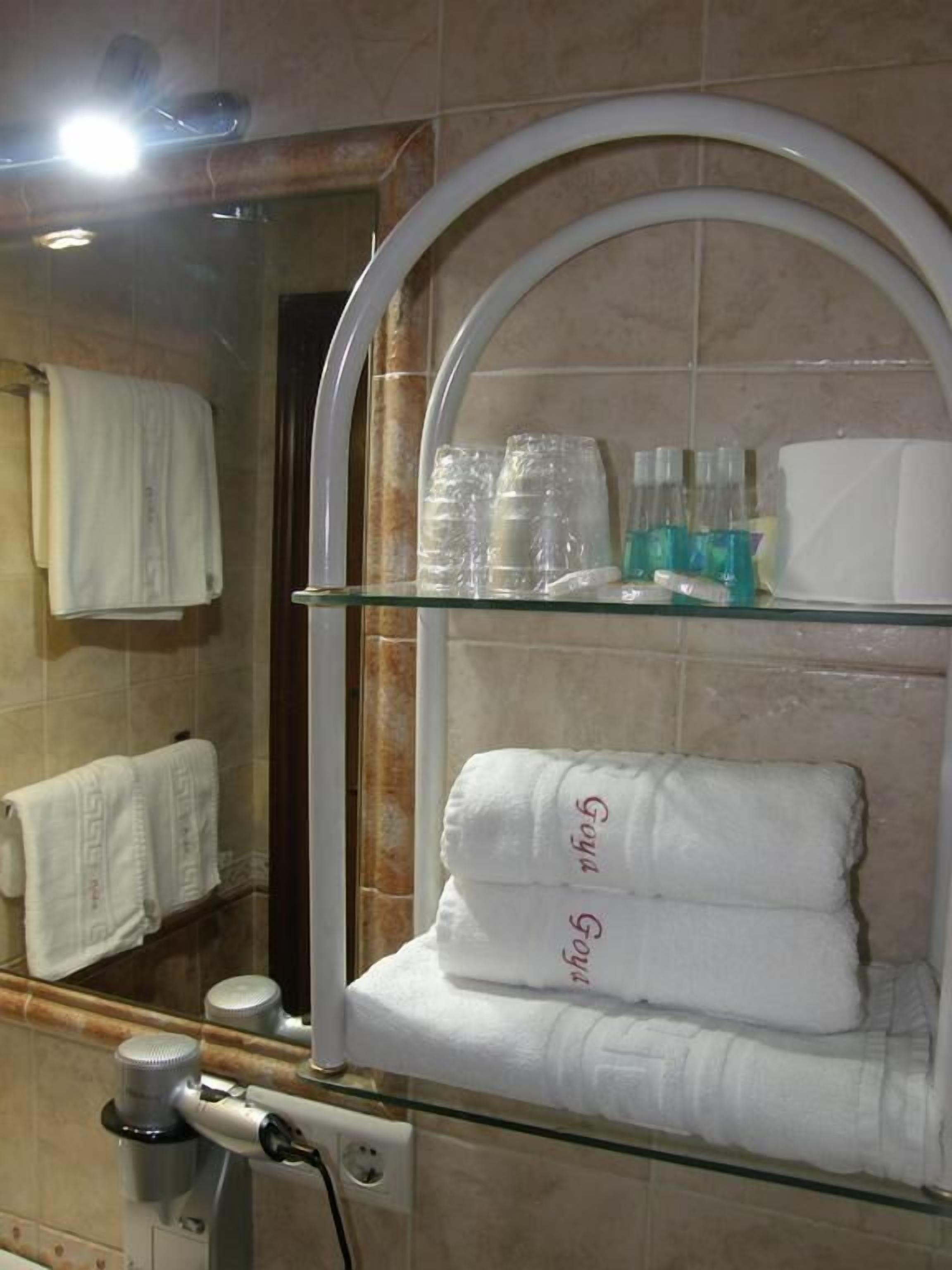 Habitación doble | Baño | Artículos de higiene personal gratuitos, secador de pelo, bidé y toallas