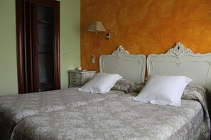 Double Room | Premium bedding, individually decorated, individually furnished, desk - Goya Suites (Salamanca)