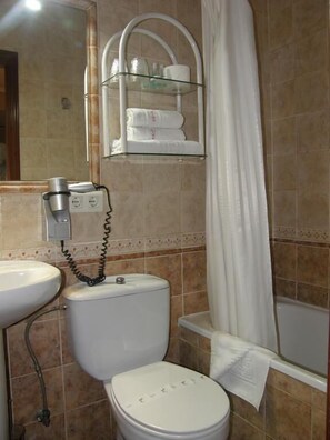 Double Room | Bathroom | Free toiletries, hair dryer, bidet, towels - Goya Suites (Salamanca)
