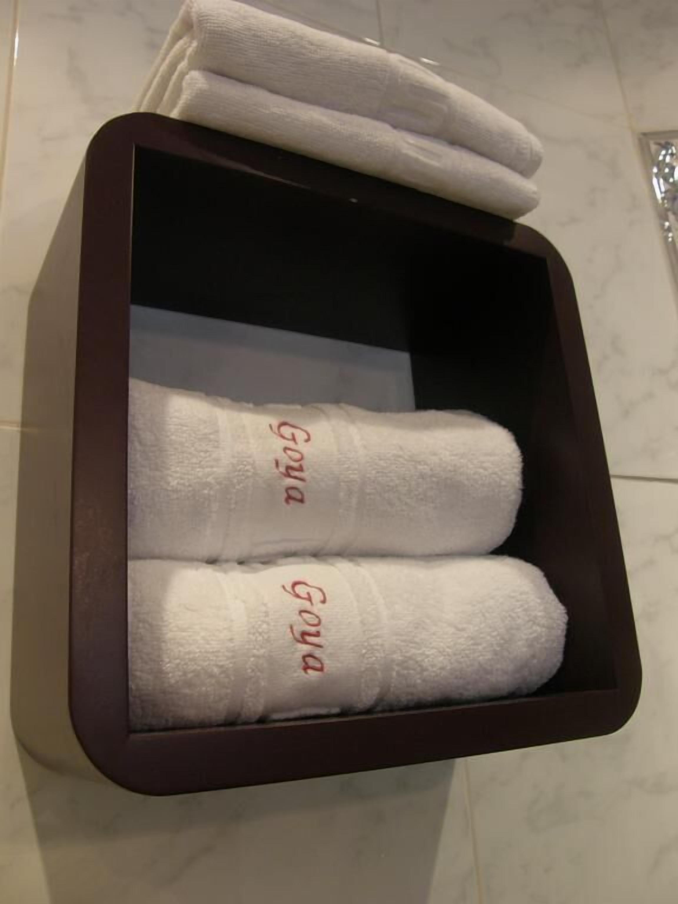 Habitación cuádruple | Baño | Artículos de higiene personal gratuitos, secador de pelo, bidé y toallas