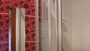 Habitación doble | Baño | Artículos de higiene personal gratuitos, secador de pelo, bidé y toallas