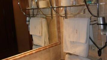Habitación triple | Lavabo del cuarto de baño