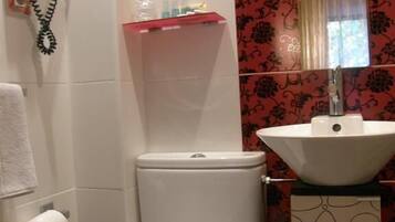 Chambre Double | Salle de bain | Articles de toilette gratuits, sĂšche-cheveux, bidet, serviettes fournies