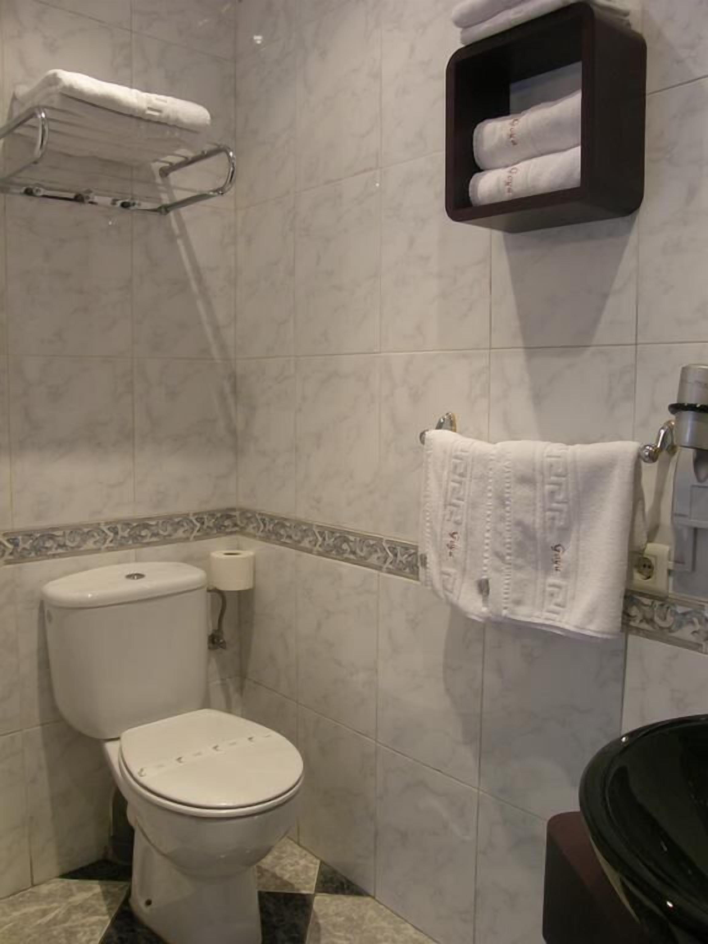 Habitación cuádruple | Baño | Artículos de higiene personal gratuitos, secador de pelo, bidé y toallas