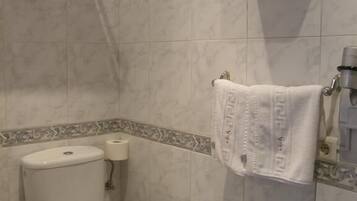 Habitación cuádruple | Baño | Artículos de higiene personal gratuitos, secador de pelo, bidé y toallas