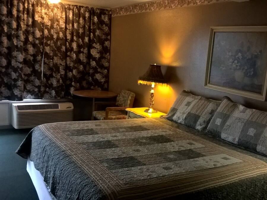 Premium bedding, desk, soundproofing, free WiFi