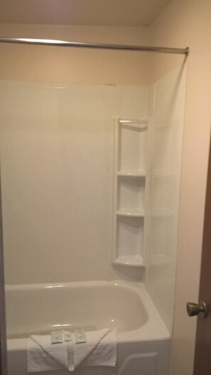 Deluxe Room, 2 Double Beds, Refrigerator & Microwave | Bathroom | Free toiletries, towels - Dogwood Motel (Mountain View)