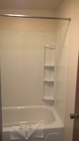 Quarto luxo, 2 camas de casal, geladeira e micro-ondas | Banheiro | Produtos de toalete grátis, toalhas de banho