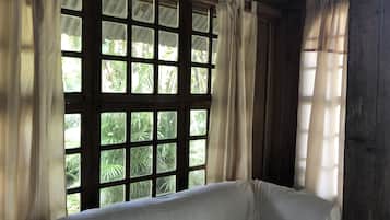 1 habitación, muebles diferentes y ropa de cama