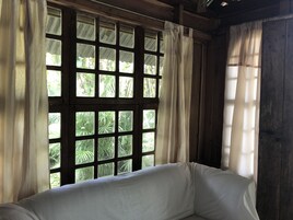 Muebles diferentes y ropa de cama