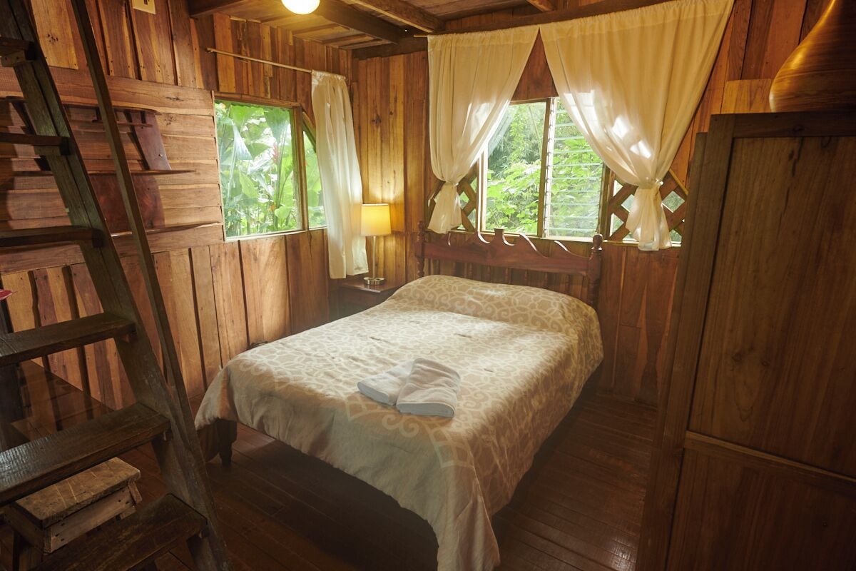 Family Room | Individually furnished, bed sheets