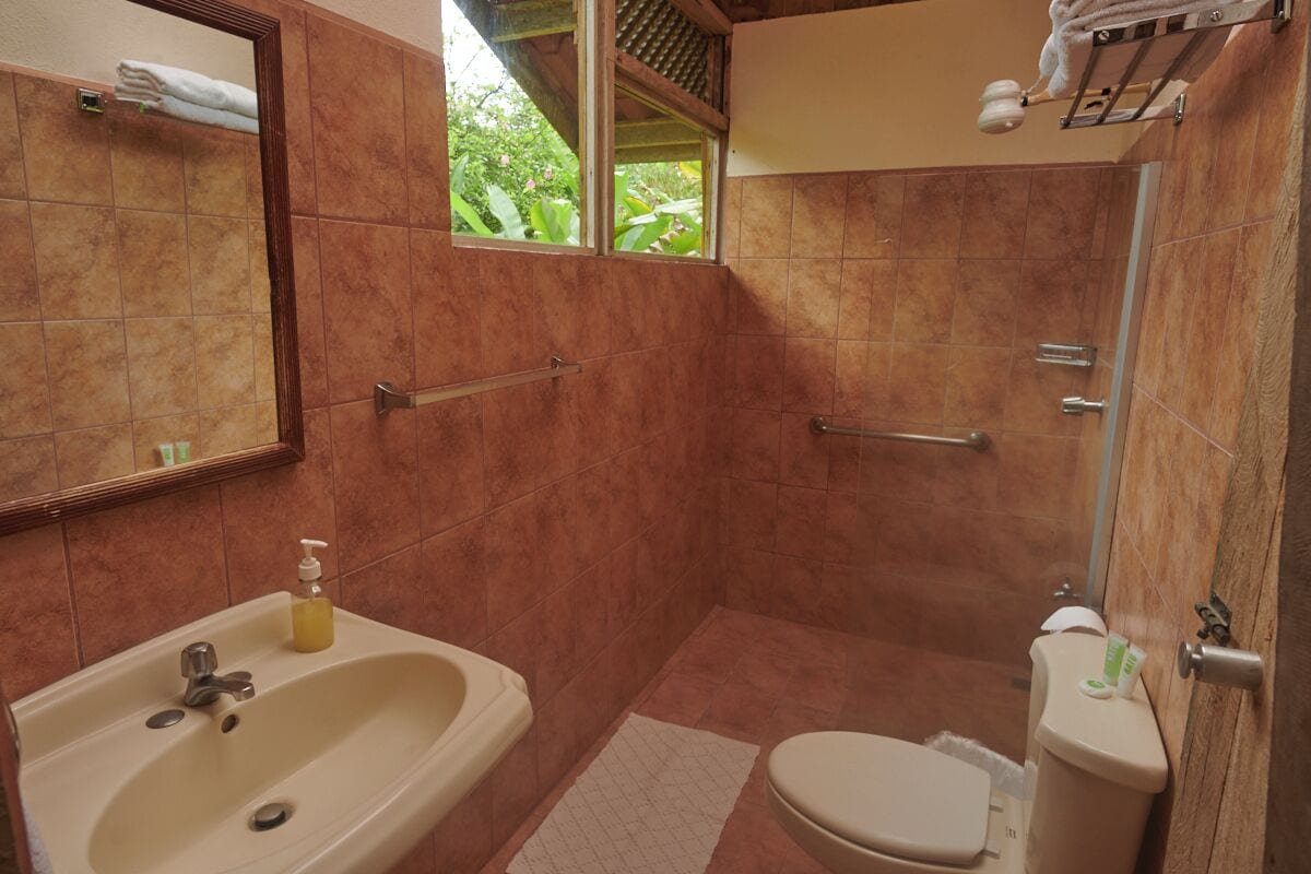 Un baño con bañera, inodoro y ducha.