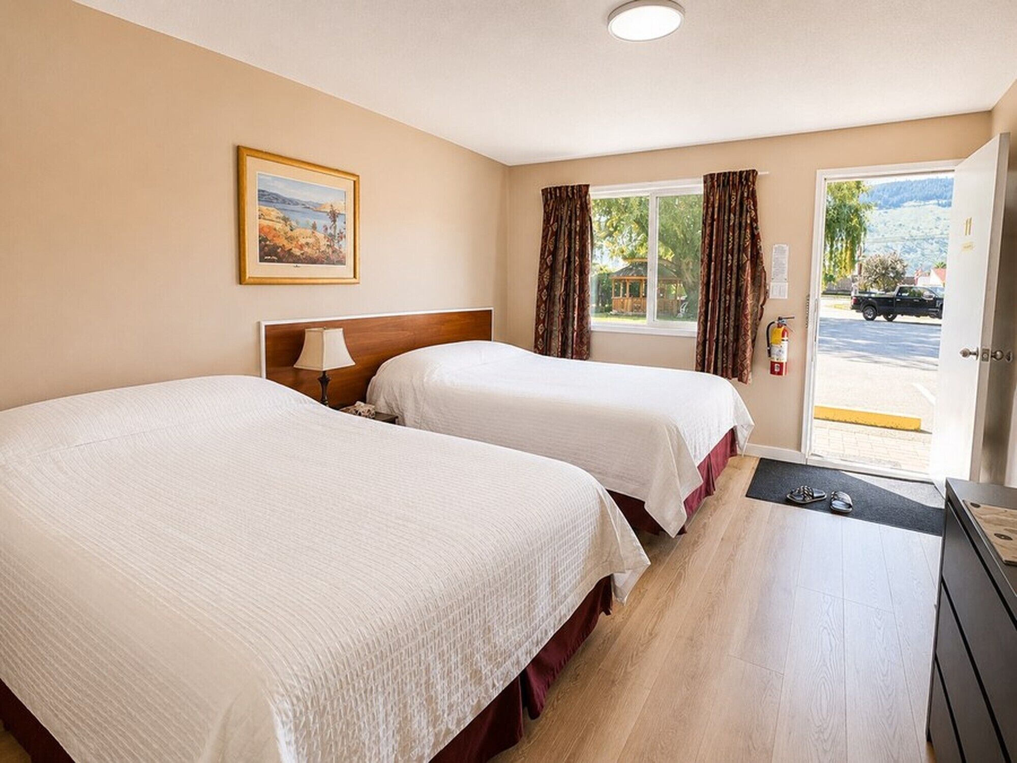 2 Beds Room 1 Queen Bed and 1 Double Bed | Free WiFi, bed sheets