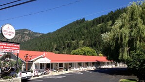 The Overlander Motel with clean quiet units, air conditioning, and kitchenettes. - Overlander Motel (Chase)