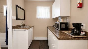 Chambre Double Standard, 1 grand lit | Cuisine privée | Réfrigérateur, micro-ondes, cafetière/bouilloire
