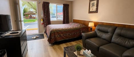 Standard Double Room, 1 Queen Bed | Living area | Flat-screen TV