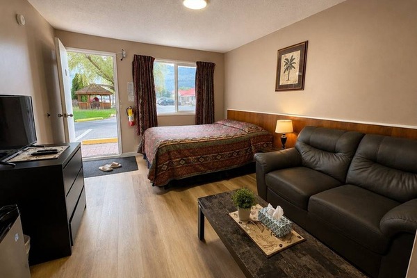 Standard Double Room, 1 Queen Bed | Living area | Flat-screen TV