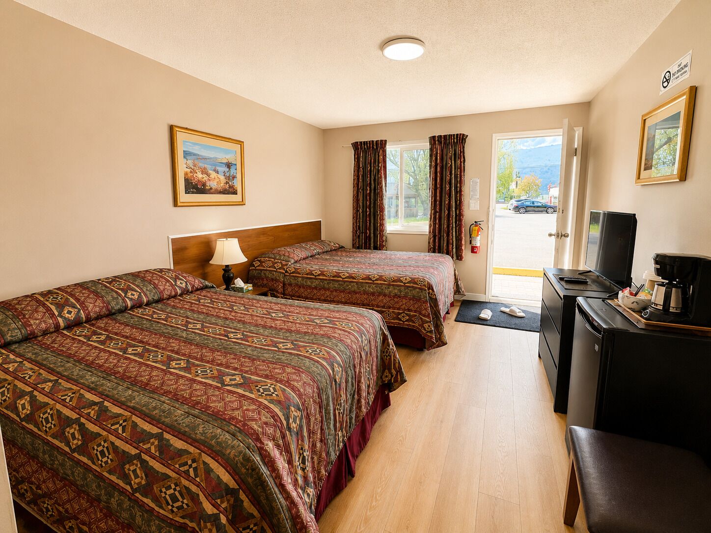 2 Beds Room 1 Queen Bed and 1 Double Bed