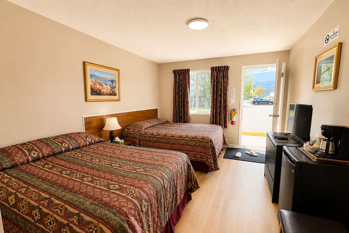 2 Beds Room 1 Queen Bed and 1 Double Bed | Free WiFi, bed sheets