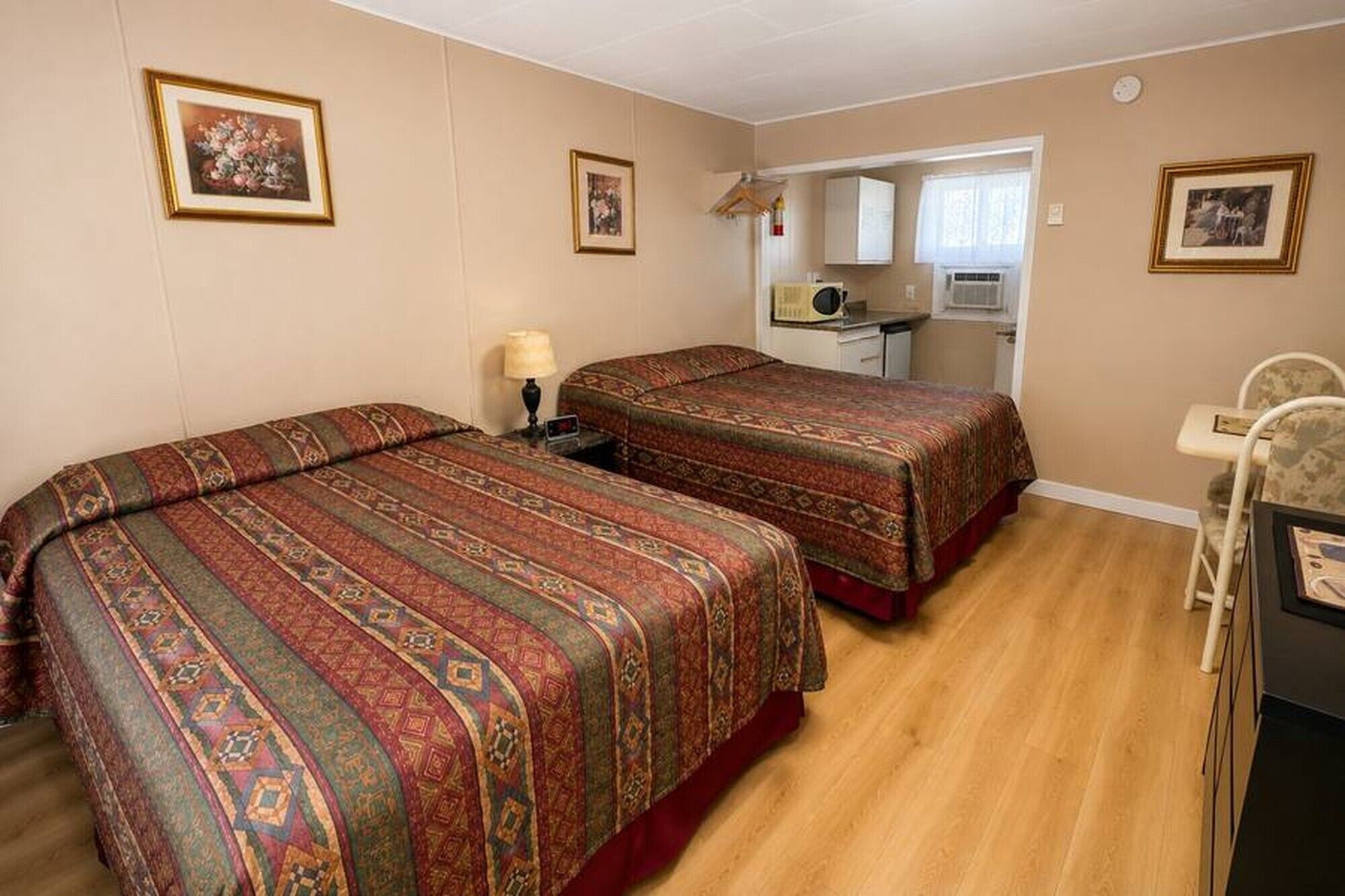 2 Queen Beds | Free WiFi, bed sheets