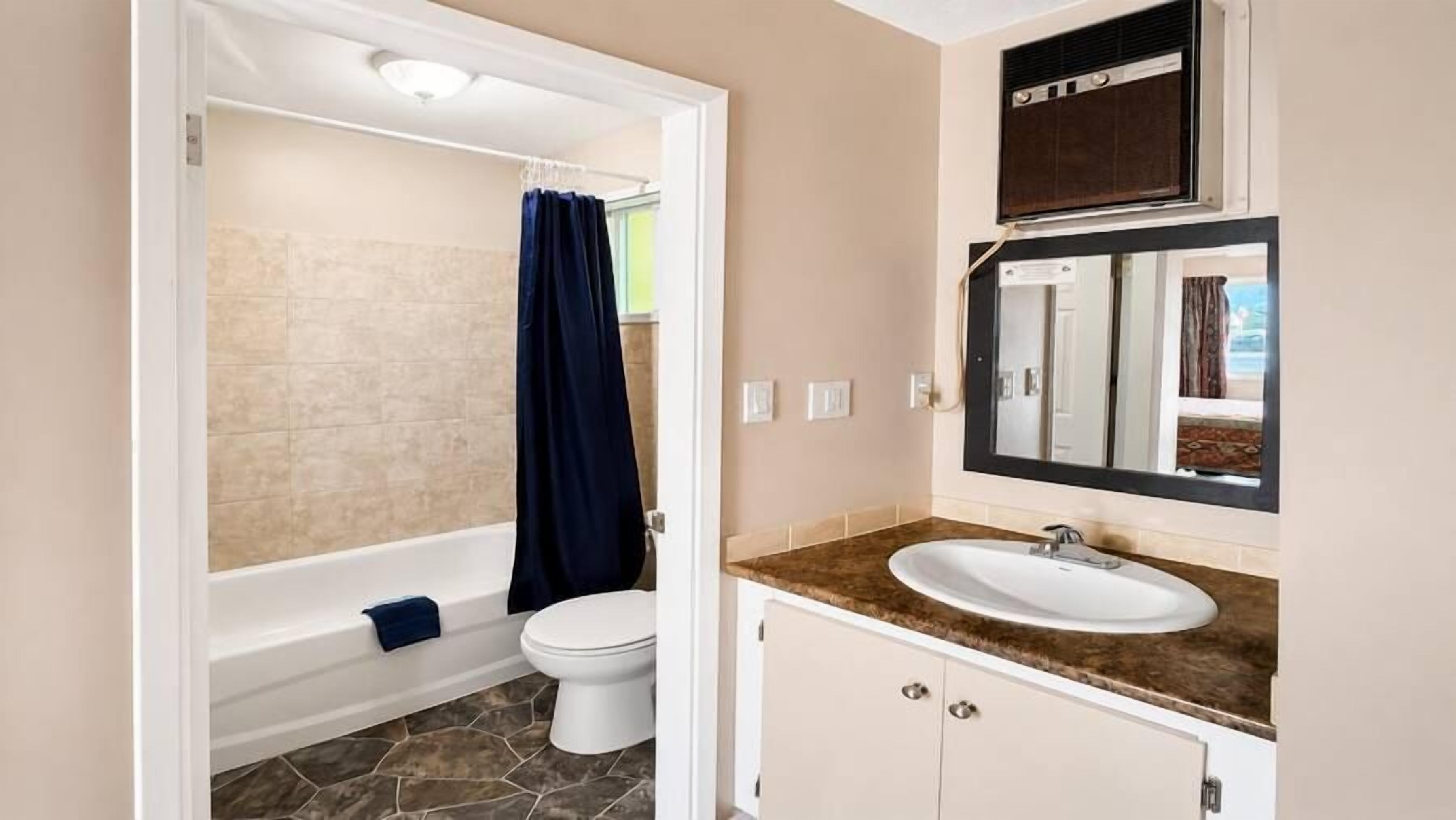 Un baño con bañera, inodoro y lavabo.
