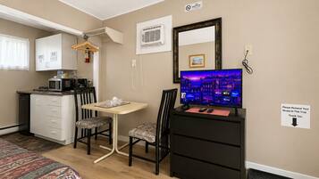 Chambre Standard double, 1 grand lit | Aire de séjour | Téléviseur à écran plat