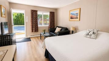 Deluxe 1 Queen | WiFi (free), bed sheets