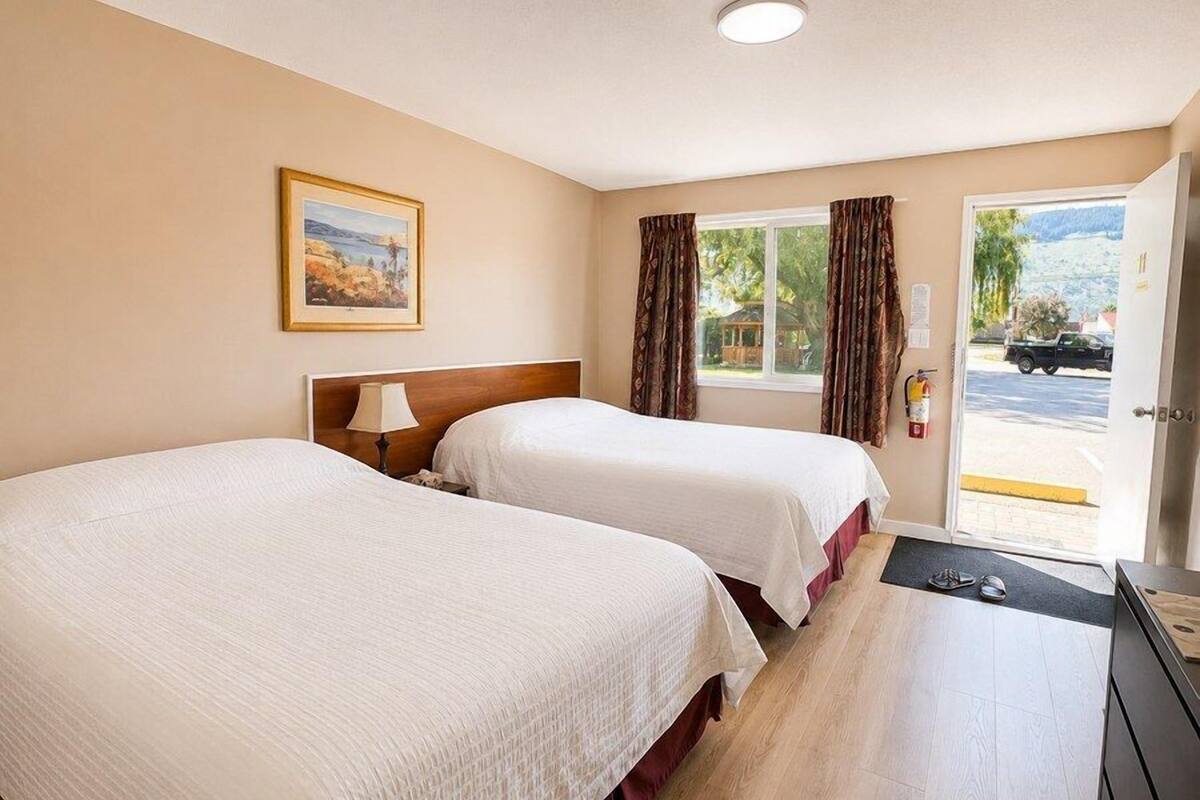 ルーム (2 Beds 1 Queen Bed and 1 Double Bed) | WiFi (無料)、ベッドシーツ