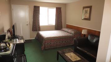 Deluxe 1 Queen | Free WiFi, bed sheets